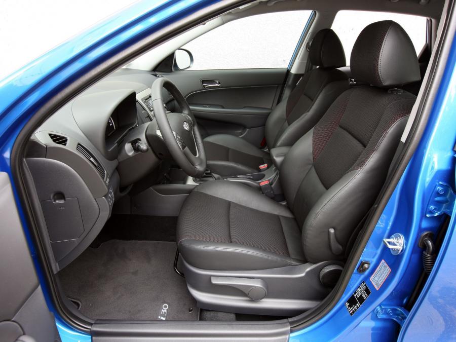 Интерьер Hyundai i30 Blue Drive (FD) 2010 года  (фото 19 из 26)